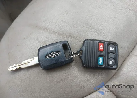 2005 Lincoln Town Car Signature Limited из США, поврежденный, VIN 1LNHM82W05Y664410